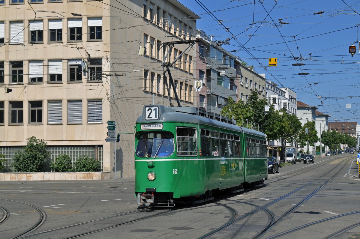 Be 4/6 Düwag 652 auf der Linie 21 fährt zur Haltestelle Dreirosenbrücke. Die Aufnahme stammt vom 15.07.2015.