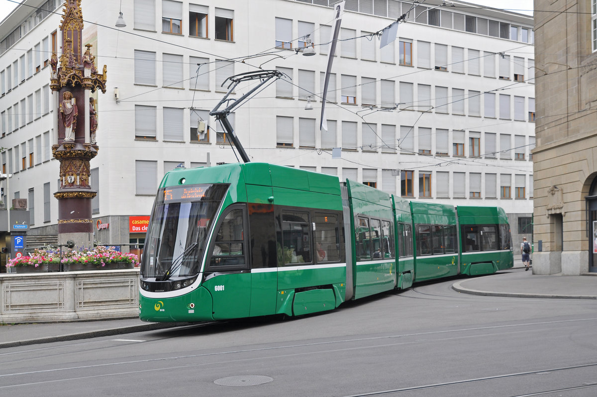 Be 4/6 Flexity 6001, auf der umgeleiteten Linie 15, bedient die Haltestelle Schifflände. Die Aufnahme stammt vom 24.06.2017.