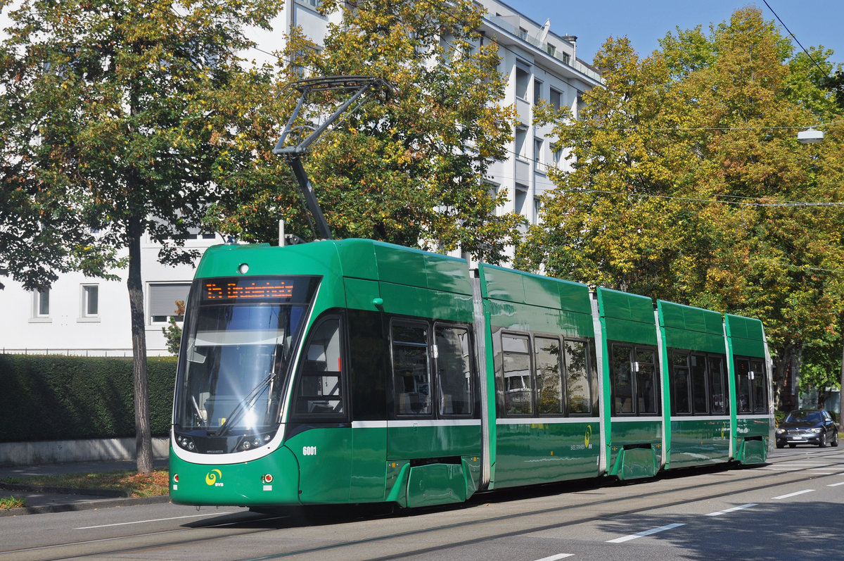 Be 4/6 Flexity 6001, auf der Linie 15, fährt zur Haltestelle Denkmal. Die Aufnahme stammt vom 23.09.2017.