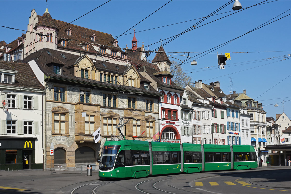 Be 4/6 Flexity 6001, auf der Linie 16, bedient die Haltestelle am Barfüsserplatz. Die Aufnahme stammt vom 09.04.2020.