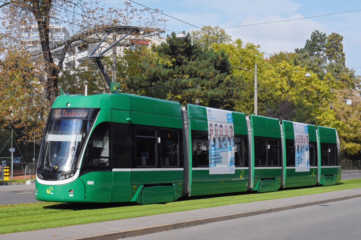 Be 4/6 Flexity 6001, auf der Linie 15, fährt zur Haltestelle Grosspeterstarsse. Die Aufnahme stammt vom 13.10.2020.