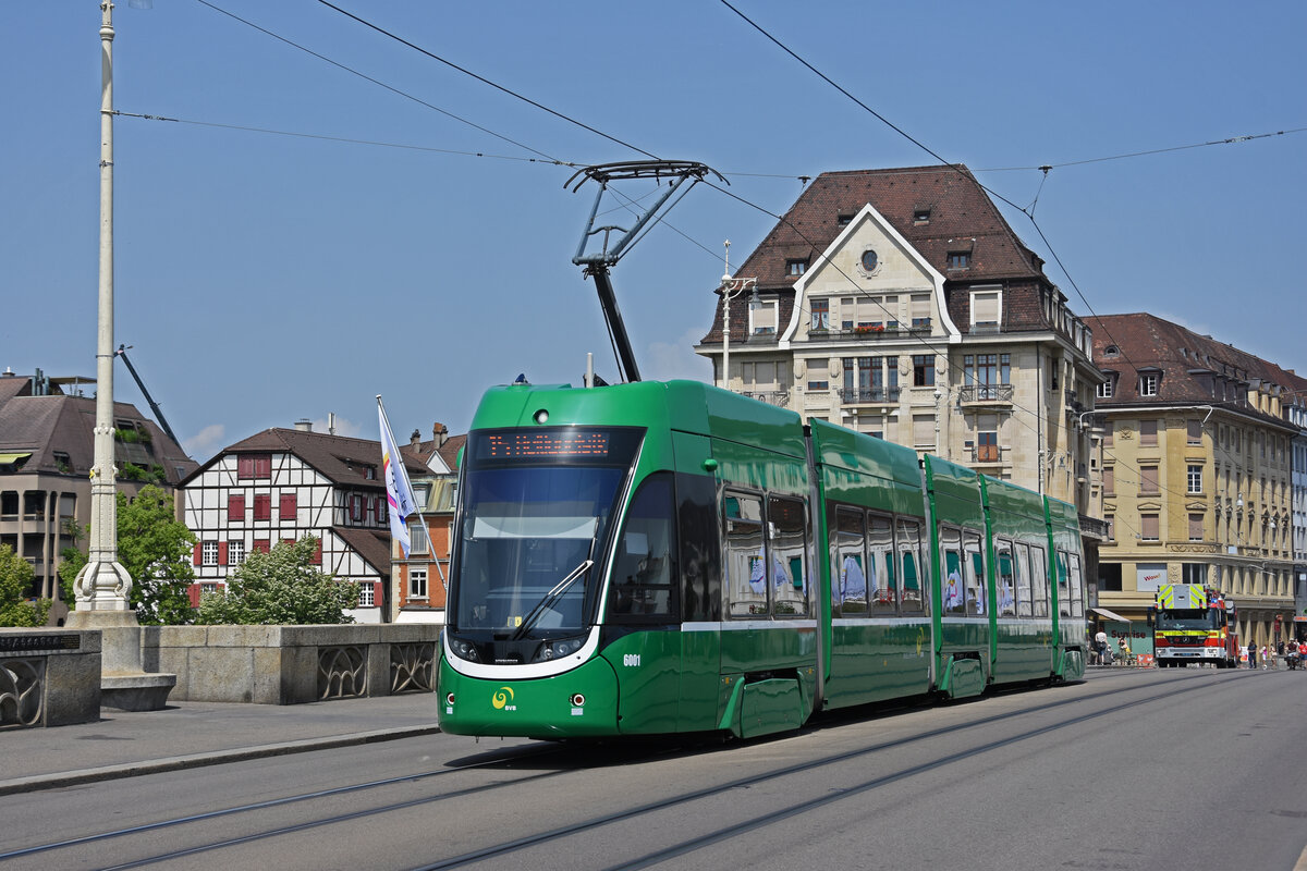 Be 4/6 Flexity 6001, auf der Linie 15, überquert die Mittlere Rheinbrücke. Die Aufnahme stammt vom 18.06.2021.
