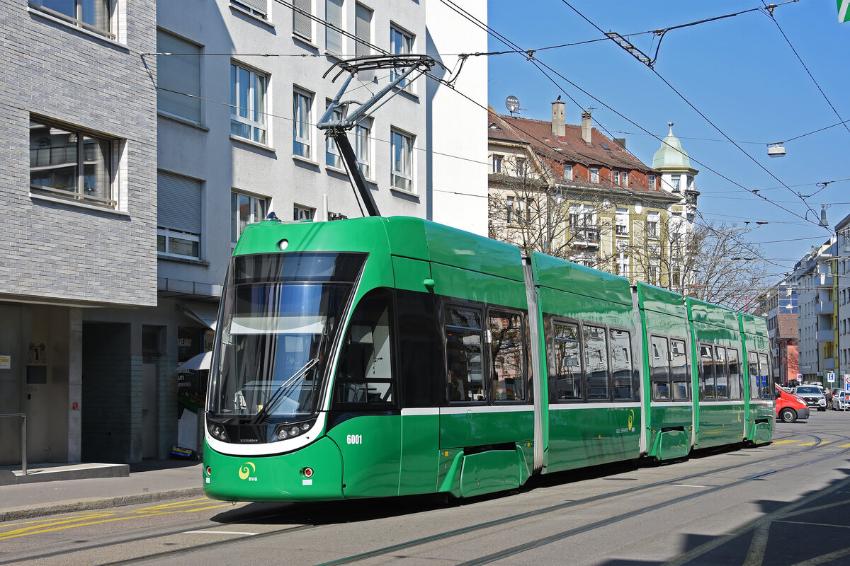Be 4/6 Flexity 6001, auf der Linie 15, bedient die Haltestelle Tellplatz. Die Aufnahme stammt vom 22.03.2022.