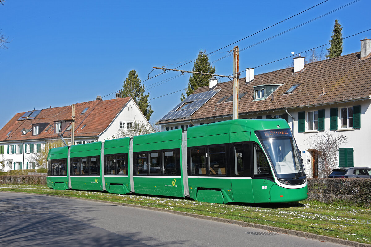Be 4/6 Flexity 6001, auf der Linie 15, fährt zur Haltestelle Lerchenstrasse. Die Aufnahme stammt vom 22.03.2022.
