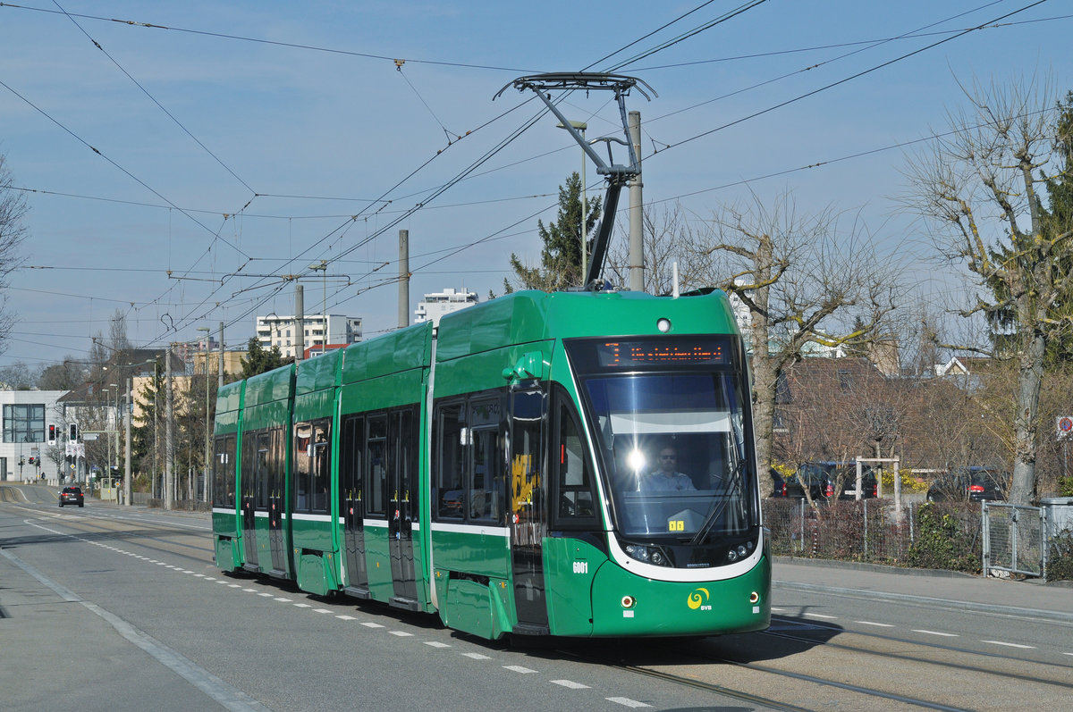 Be 4/6 Flexity 6001, auf der Linie 3, fährt zur Haltestelle Salinenstrasse. Die Aufnahme stammt vom 27.02.2017.