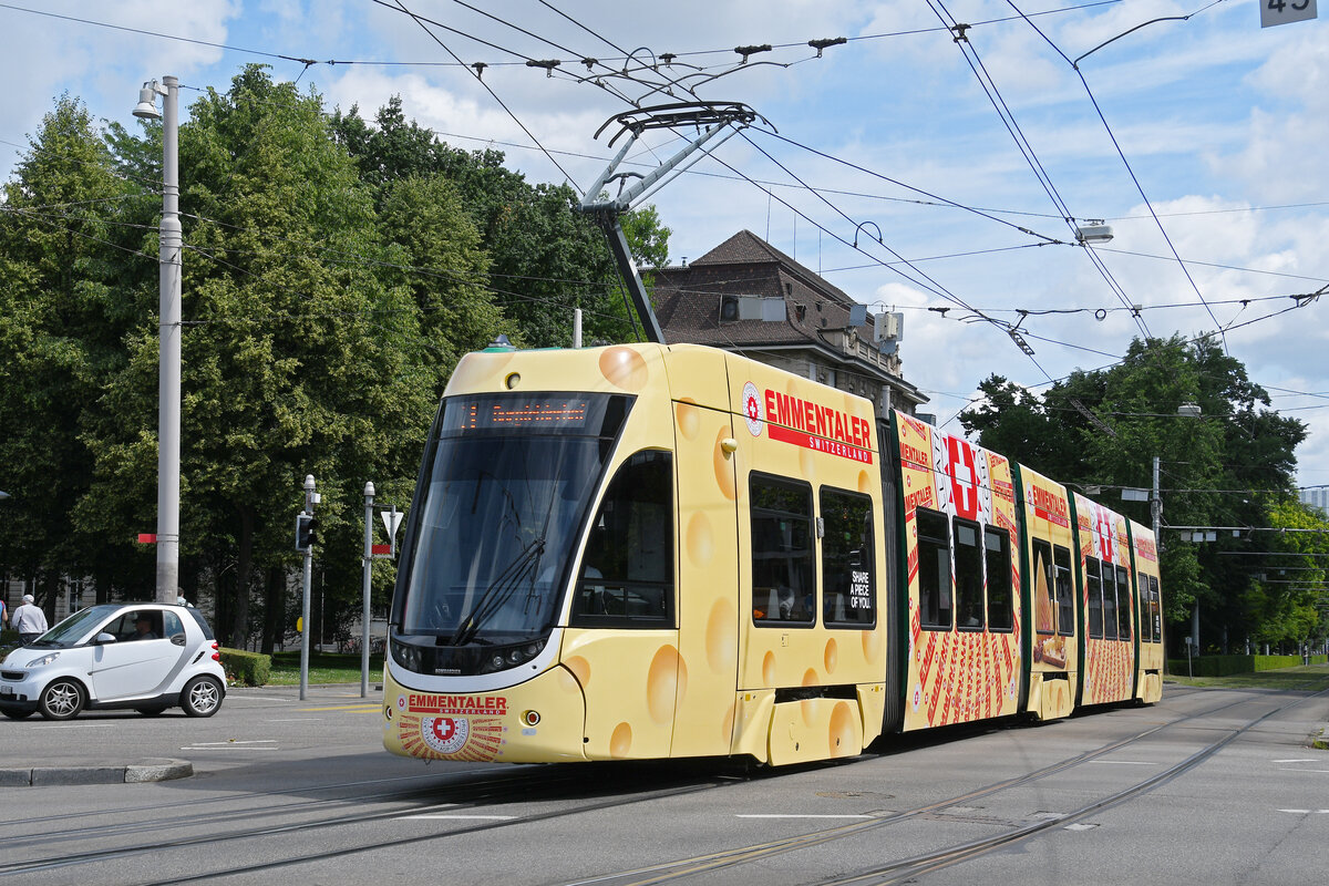 Be 4/6 Flexity 6001 mit der Werbung f�r Emmentaler K�se, auf der wegen einer Baustelle umgeleiteten Linie 3, f�hrt am 01.06.2026 zur Haltestelle am Bahnhof SBB. Aufnahme Basel.