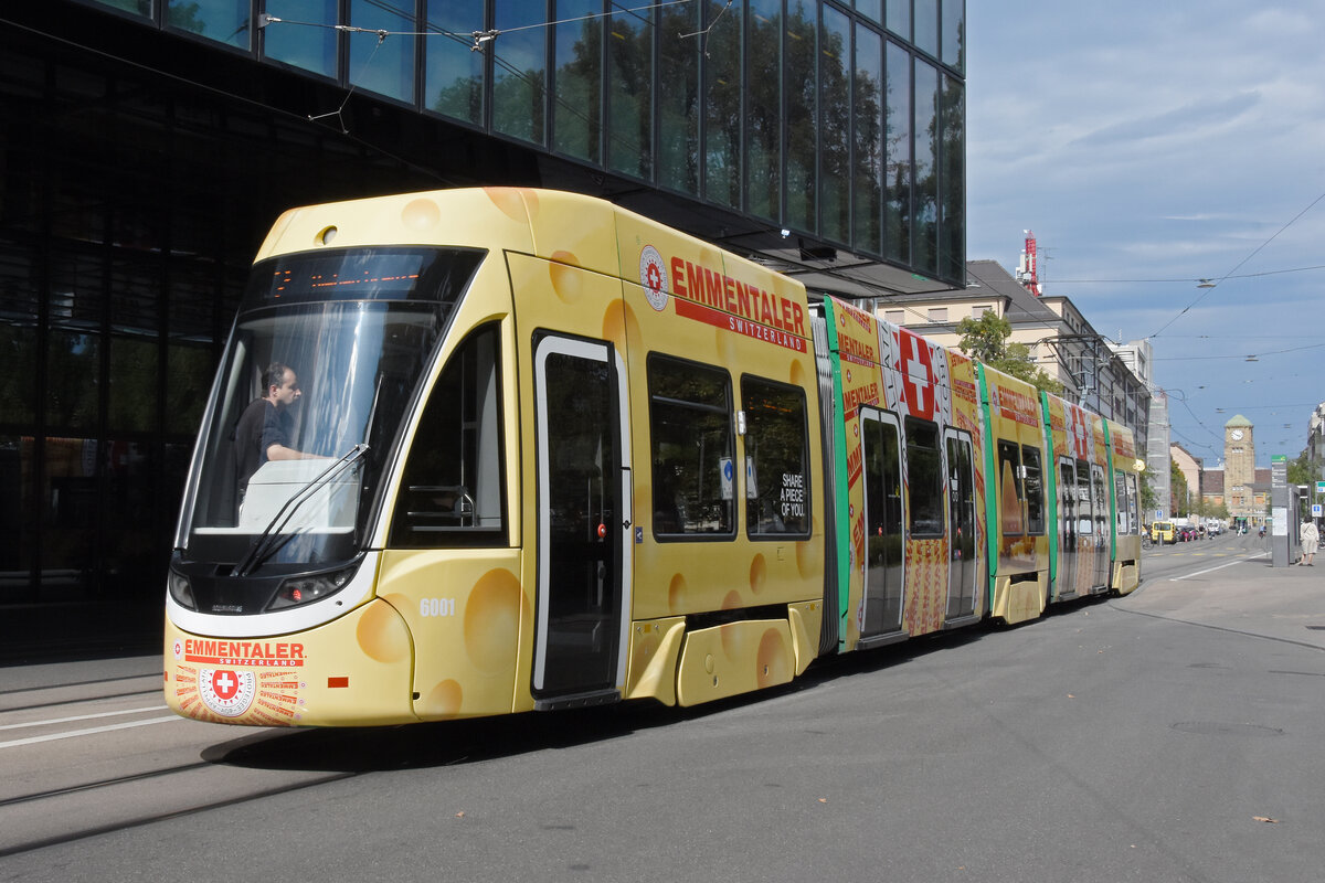 Be 4/6 Flexity 6001 mit der Werbung f�r Emmentaler K�se, auf der Linie 2, f�hrt am 24.08.2026 bei der Haltestelle Gewerbeschule ein. Aufnahme Basel.