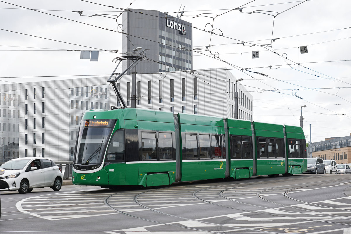Be 4/6 Flexity 6002, auf der Linie 15, überquert die Münchensteinerbrücke. Die Aufnahme stammt vom 26.04.2018.
