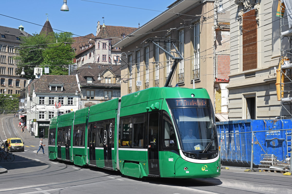 Be 4/6 Flexity 6002, auf der Linie 15, fährt den Steinenberg hoch zur Haltestelle Bankverein. Die Aufnahme stammt vom 13.07.2018.