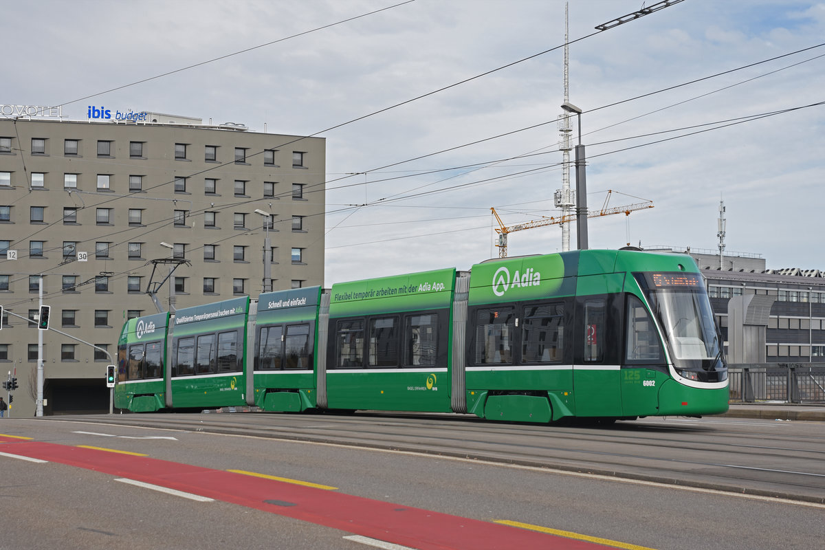 Be 4/6 Flexity 6002, auf der Linie 15, überquert die Münchensteinerbrücke. Die Aufnahme stammt vom 08.03.2020.