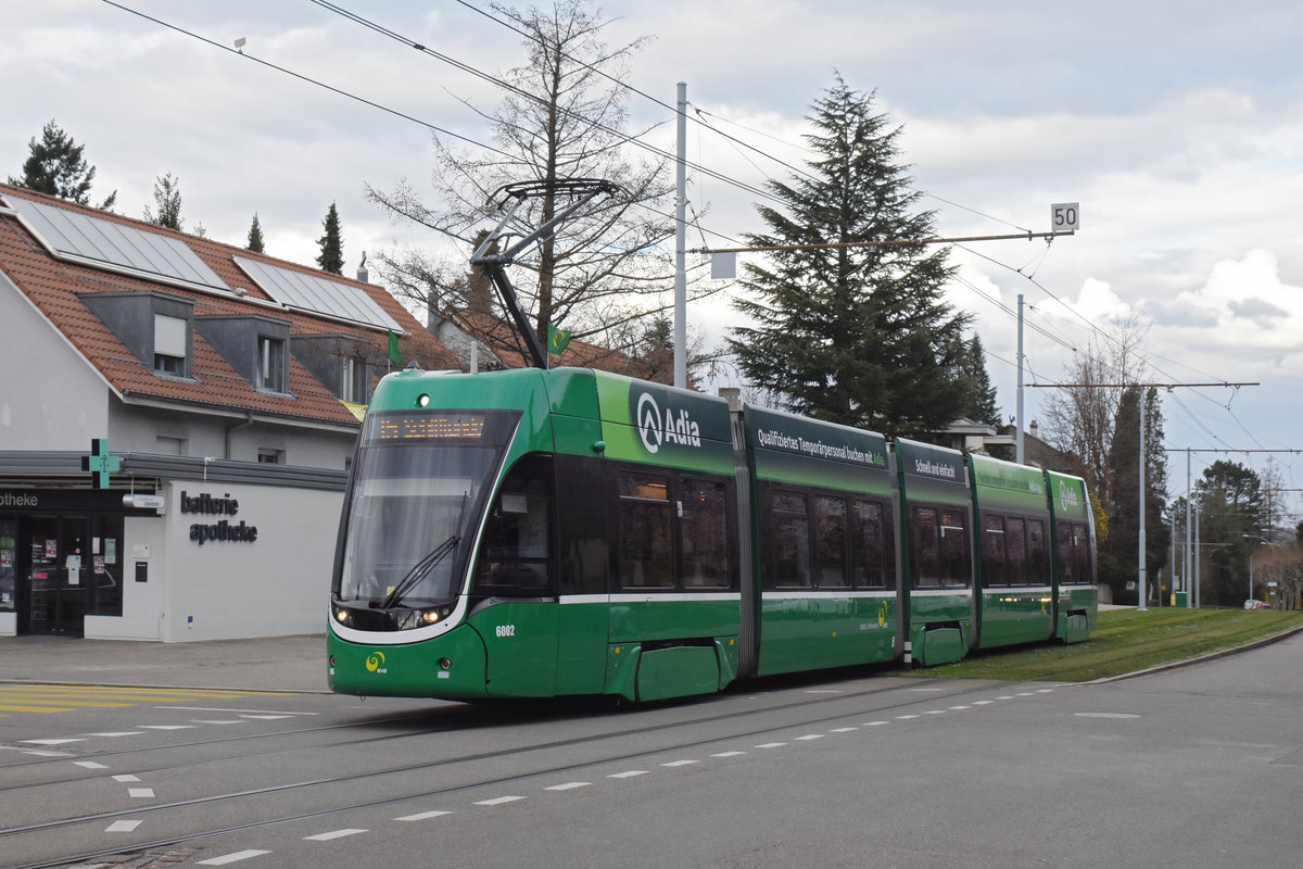 Be 4/6 Flexity 6002, auf der Linie 15, fährt zur Endstation auf dem Bruderholz. Die Aufnahme stammt vom 14.03.2020.