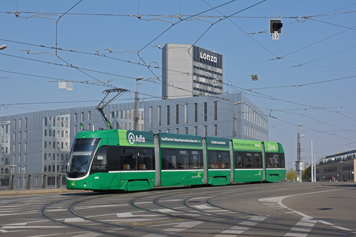 Be 4/6 Flexity 6002, auf der Linie 15, überquert die Münchensteinerbrücke. Die Aufnahme stammt vom 26.03.2020.