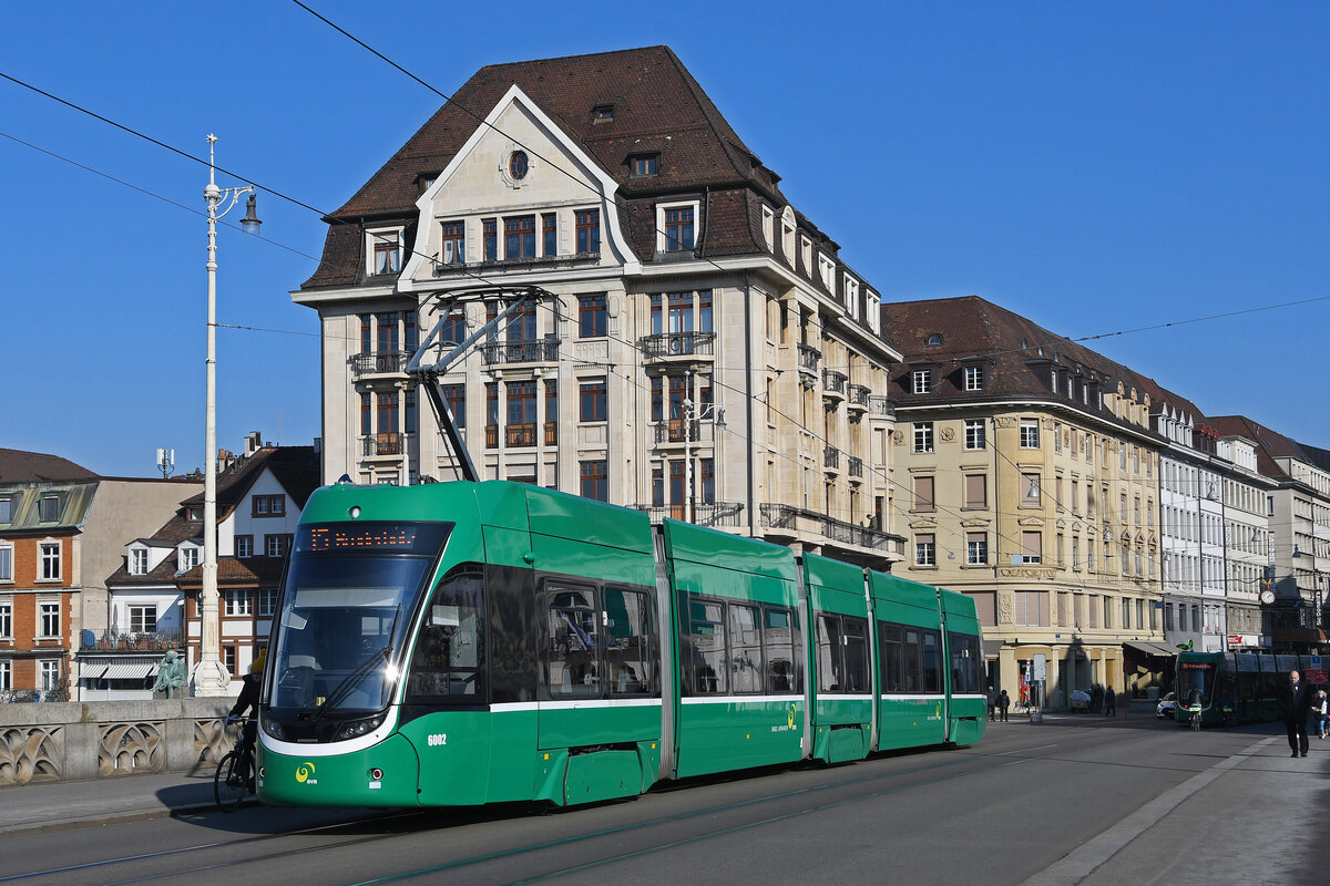 Be 4/6 Flexity 6002, auf der Linie 15, überquert am 09.02.2023 die Mittlere Rheinbrücke.