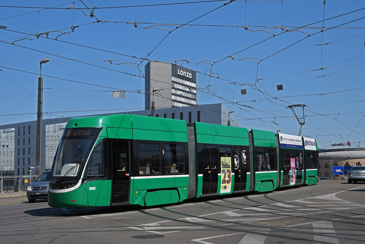 Be 4/6 Flexity 6002, auf der Linie 15, überquert am 14.06.2023 die Münchensteinerbrücke.