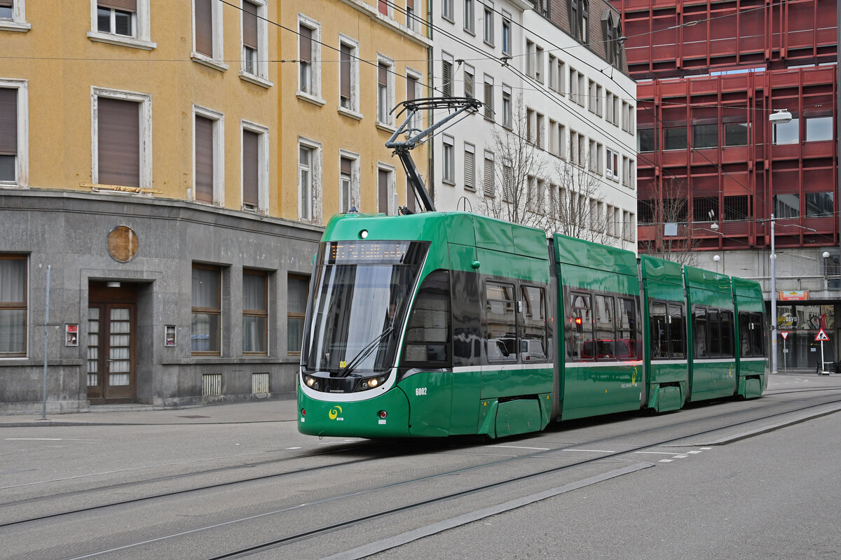 Be 4/6 Flexity 6002, auf der wegen der gesperrten Margarethenbrücke umgeleiteten Linie 16, fährt am 12.02.2024 zur Haltestelle am Bahnhof SBB.