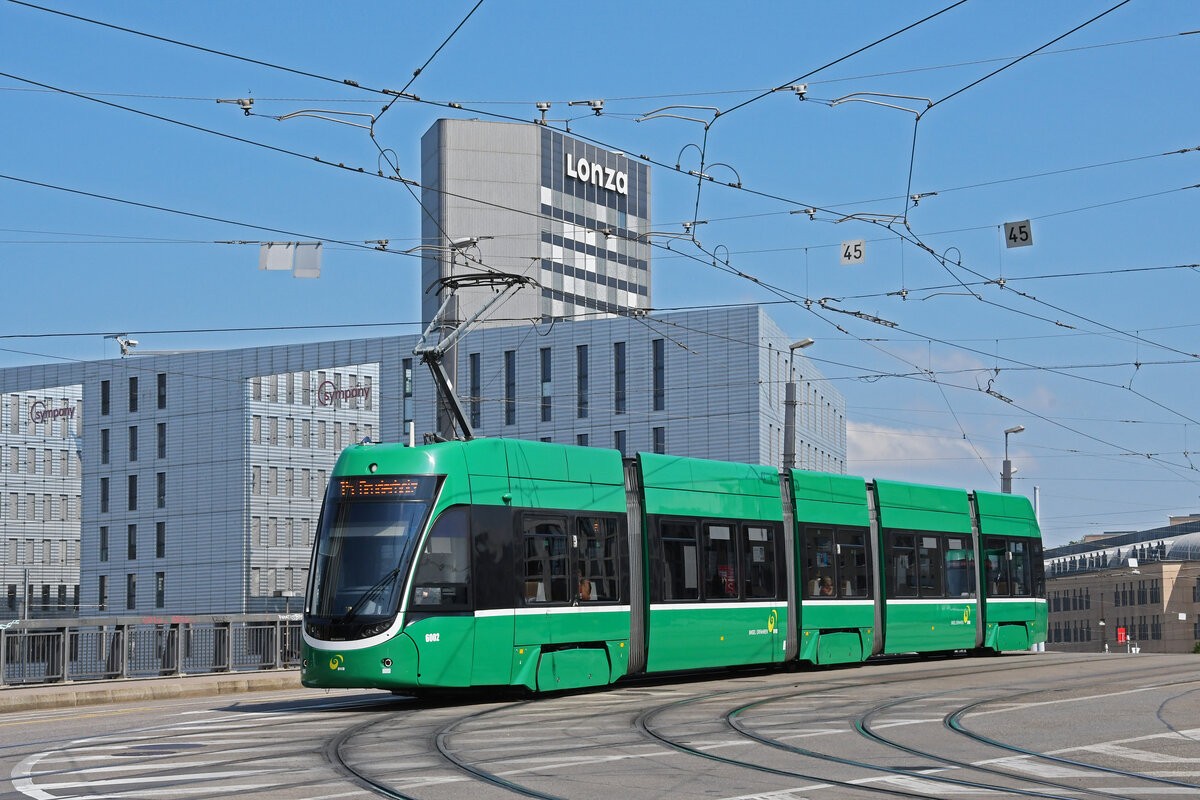 Be 4/6 Flexity 6002, auf der Linie 15, überquert am 24.06.2024 die Münchensteinerbrücke.