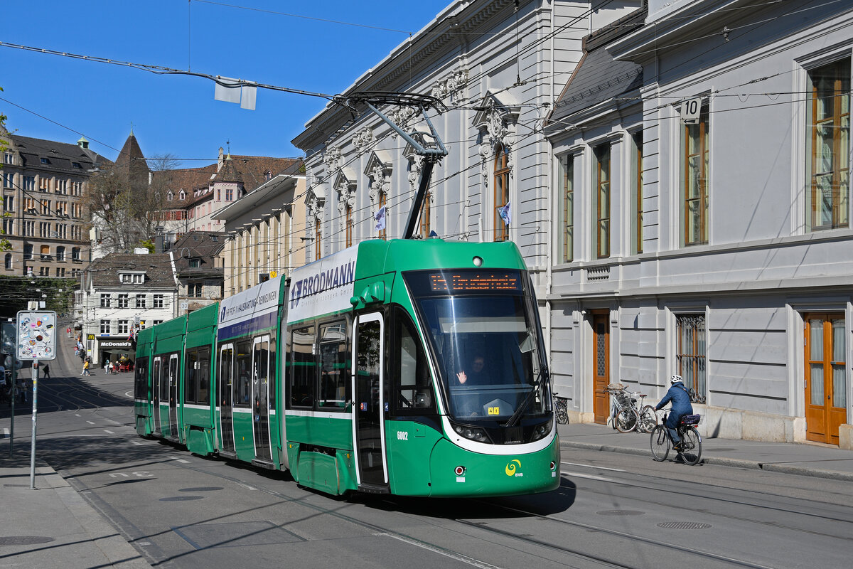 Be 4/6 Flexity 6002, auf der Linie 15, fährt am 07.04.2025 den Steinenberg hoch zur Haltestelle Bankverein. Aufnahme Basel.