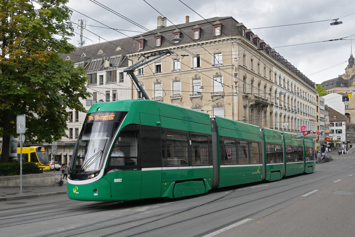 Be 4/6 Flexity 6002, auf der Linie 15, fährt am 07.07.2025 den Steinenberg hoch zur Haltestelle Bankverein. Aufnahme Basel.