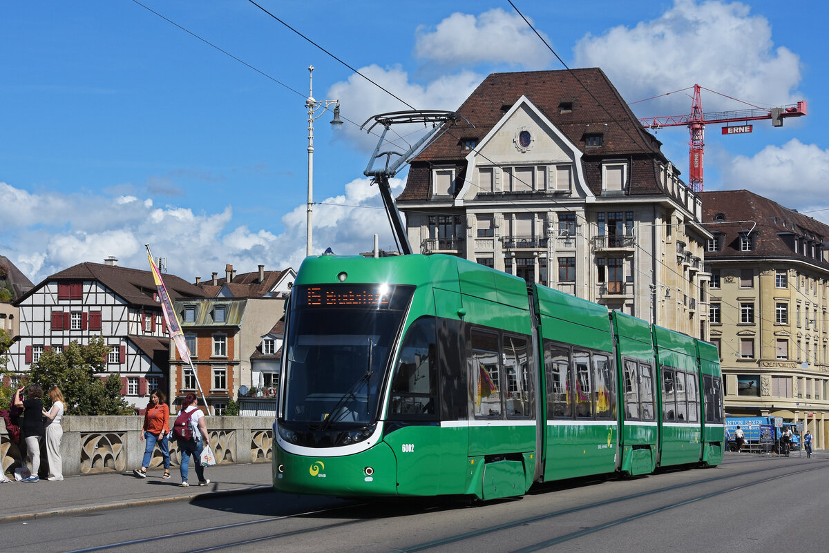 Be 4/6 Flexity 6002, auf der Linie 15, �berquert am 14.09.2026 die Mittlere Rheinbr�cke Richtung Haltestelle Schiffl�nde. Aufnahme Basel.