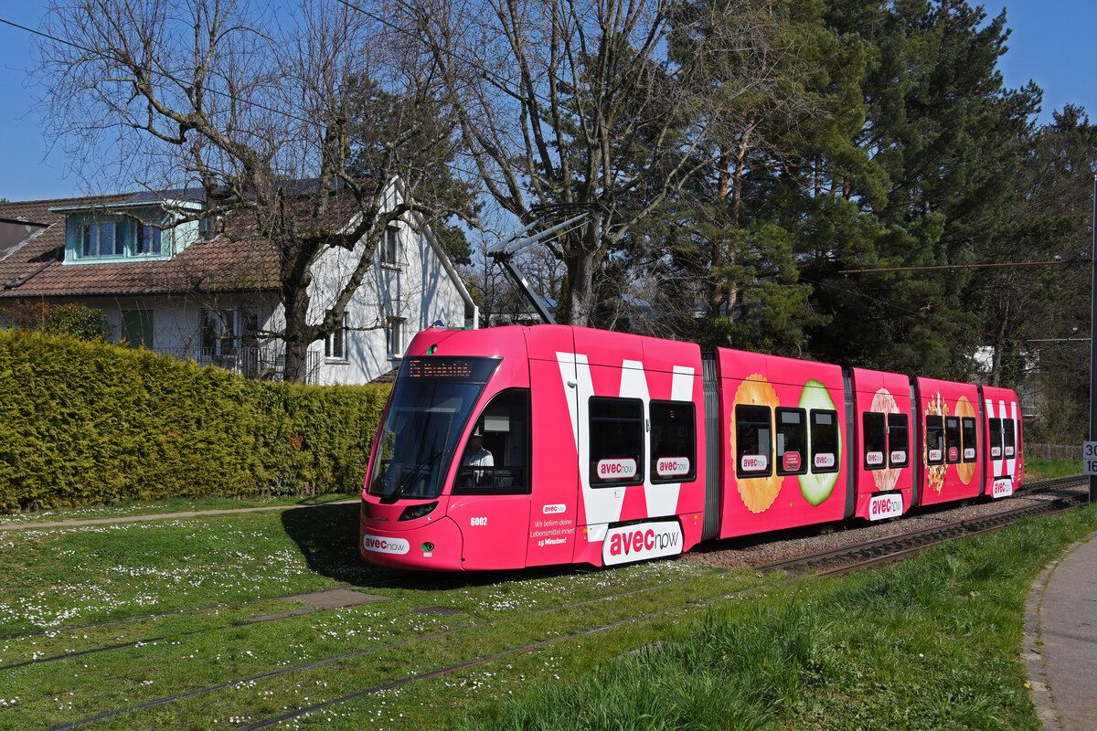 Be 4/6 Flexity 6002 mit der Werbung für AVEC NOW, auf der Linie 15, fährt zur Haltestelle Lerchenstrasse. Die Aufnahme stammt vom 22.03.2022.
