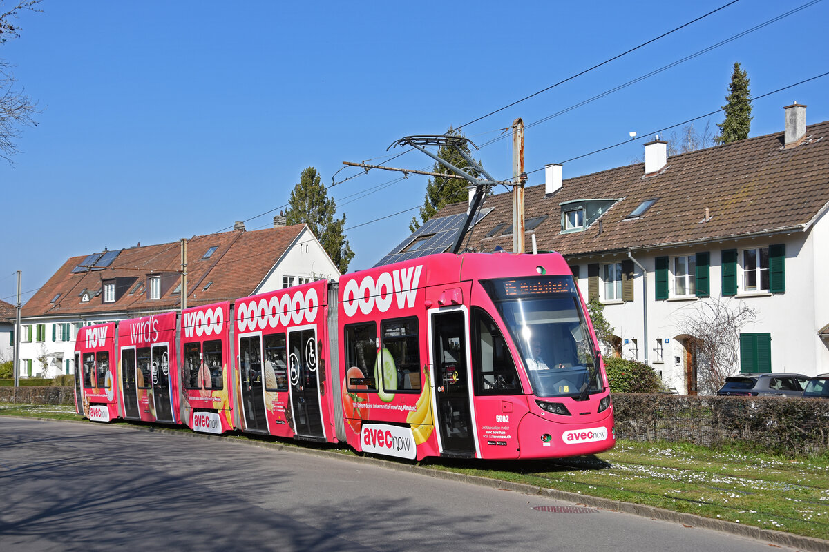 Be 4/6 Flexity 6002 mit der Werbung für AVEC NOW, auf der Linie 15, fährt zur Haltestelle Studio Basel. Die Aufnahme stammt vom 22.03.2022