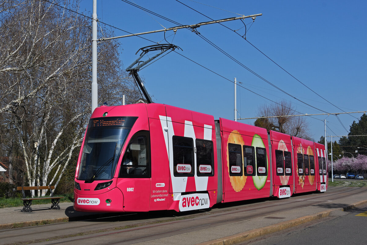 Be 4/6 Flexity 6002 mit der AVEC NOW Werbung, auf der Linie 15, wartet an der Haltestelle Bruderholz. Die Aufnahme stammt vom 22.03.2022.