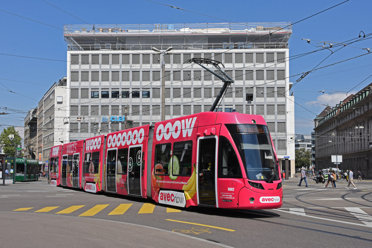 Be 4/6 Flexity 6002 mit der avec now Werbung, auf der Linie 15, verlässt die Haltestelle Aeschenplatz. Die Aufnahme stammt vom 03.05.2022.