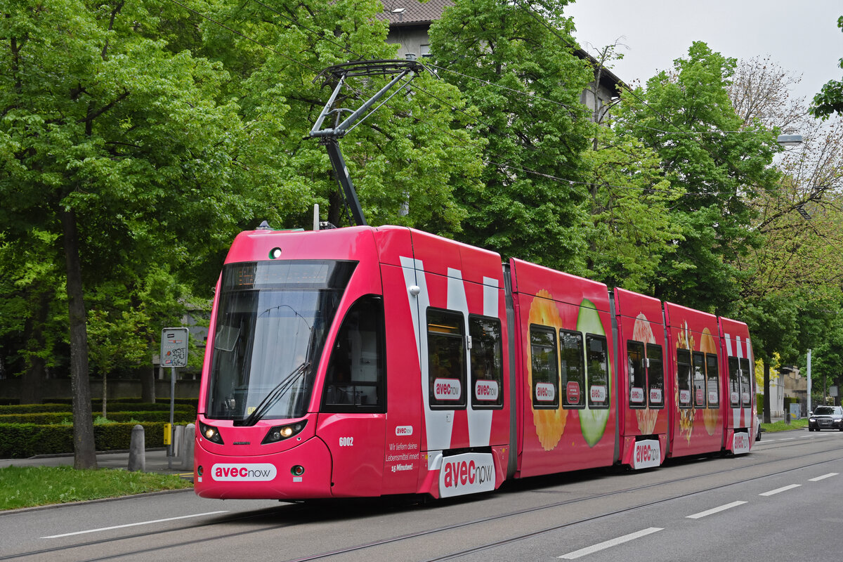 Be 4/6 Flexity 6002 mit der AVEC NOW Werbung, auf der Linie 15, fährt zur Haltestelle am Aeschenplatz. Die Aufnahme stammt vom 05.05.2022.