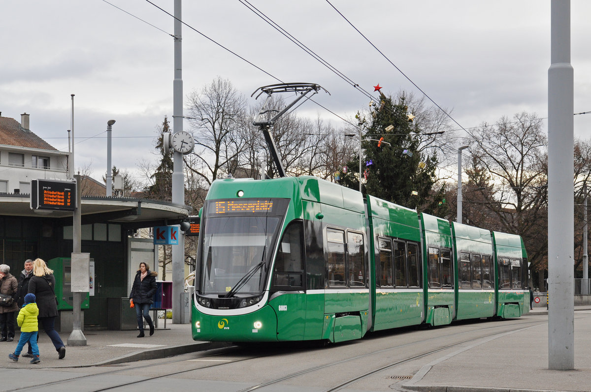 Be 4/6 Flexity 6003, auf der Linie 15, bedient die Haltestelle Wettsteinplatz. Die Aufnahme stammt vom 01.01.2018.