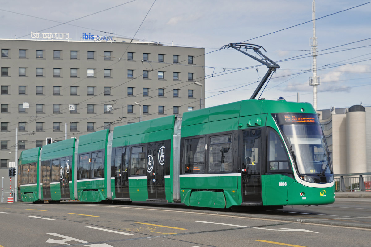 Be 4/6 Flexity 6003, auf der Linie 15, überquert die Münchensteinerbrücke. Die Aufnahme stammt vom 08.03.2018.