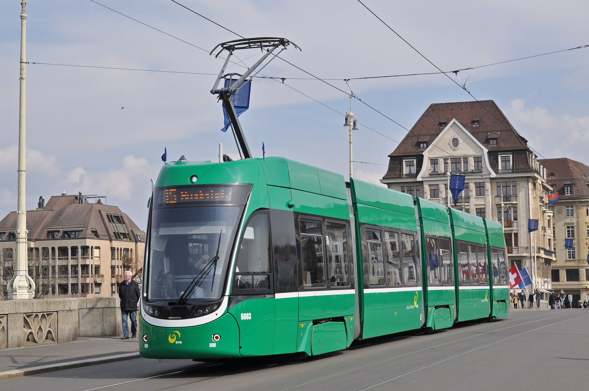 Be 4/6 Flexity 6003, auf der Linie 15, überquert die Mittlere Rheinbrücke. Die Aufnahme stammt vom 27.03.2018.