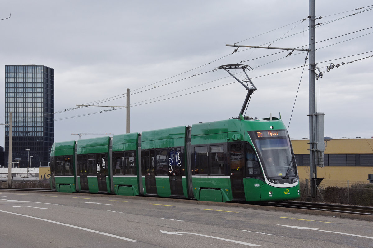 Be 4/6 Flexity 6003, auf der wegen einer Baustelle umgeleiteten Linie 16, fährt zur Endstation beim M-Parc. Die Aufnahme stammt vom 21.01.2021.