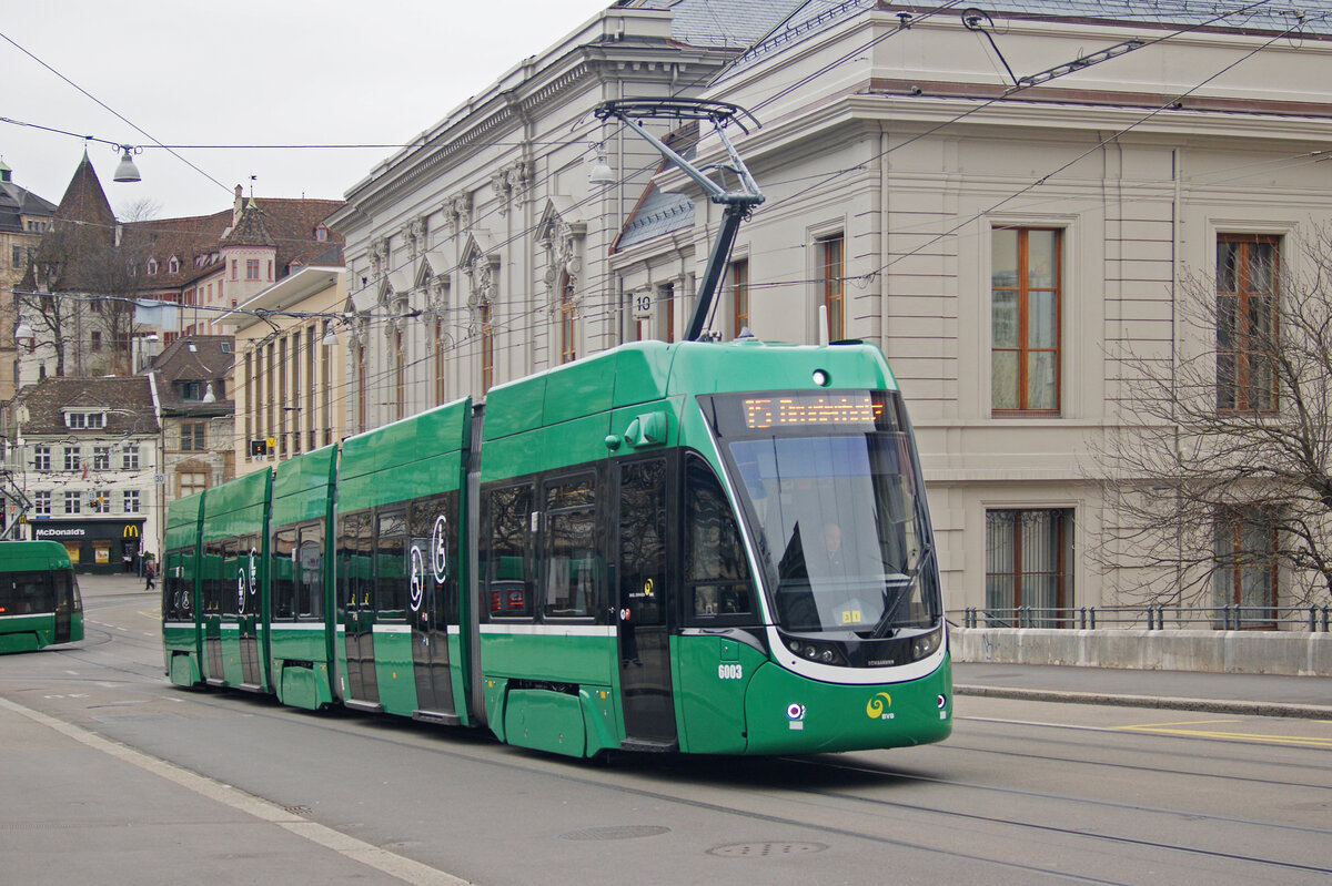 Be 4/6 Flexity 6003, auf der Linie 15, fährt den Steinenberg hoch zur Haltestelle Bankverein. Die Aufnahme stammt vom 20.03.2021.