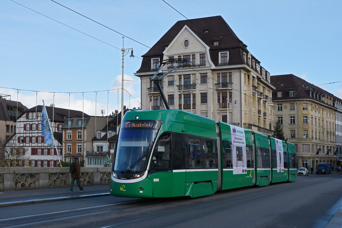 Be 4/6 Flexity 6003, auf der Linie 15, überquert am 24.11.2022 die Mittlere Rheinbrücke.
