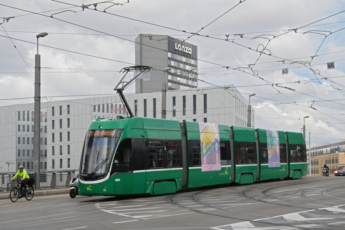 Be 4/6 Flexity 6003, auf der Linie 15, überquert am 12.05.2025 die Münchensteinerbrücke. Aufnahme Basel.