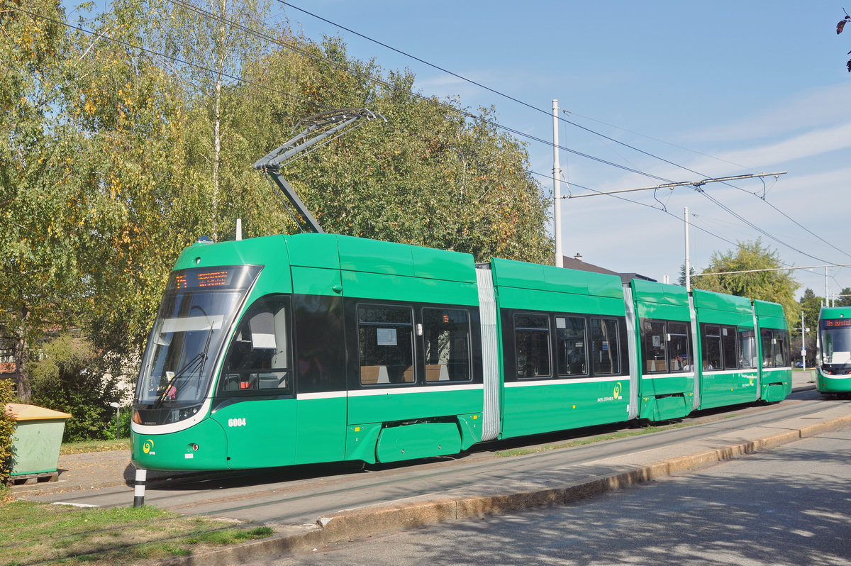 Be 4/6 Flexity 6004, auf der Linie 15, wartet an der Endstation auf dem Bruderholz. Die Aufnahme stammt vom 29.09.2017.