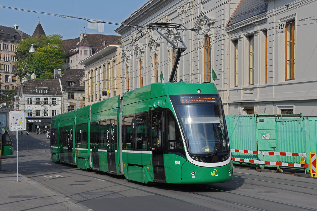 Be 4/6 Flexity 6004, auf der Linie 15, fährt den Steinenberg hoch zur Haltestelle Bankverein. Die Aufnahme stammt vom 17.09.2020.
