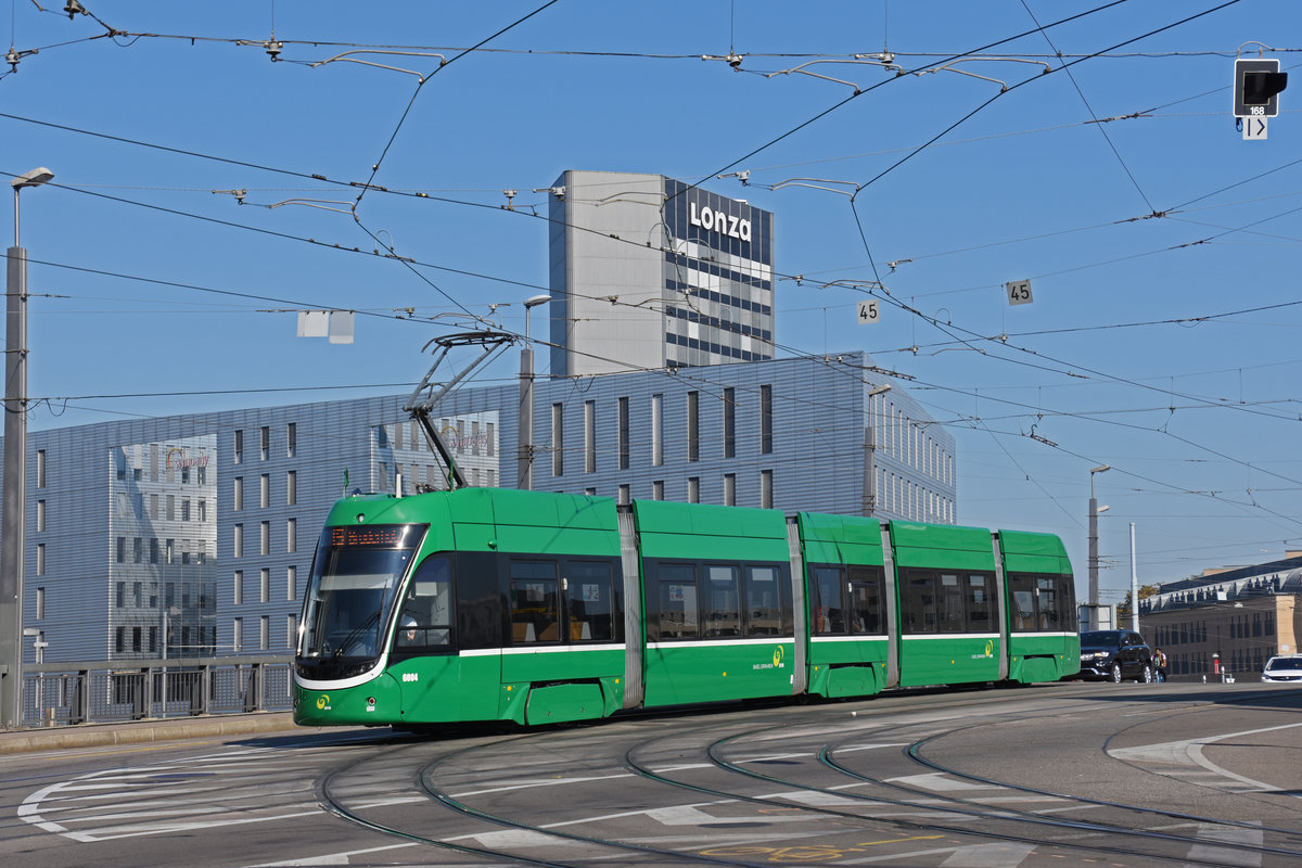 Be 4/6 Flexity 6004, auf der Linie 15, überquert die Münchensteinerbrücke. Die Aufnahme stammt vom 15.09.2020.