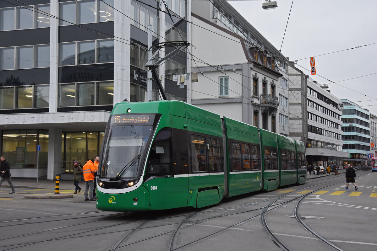 Be 4/6 Flexity 6004, auf der Linie 15, fährt bei der Haltestelle Aeschenplatz ein. Die Aufnahme stammt vom 16.11.2021.