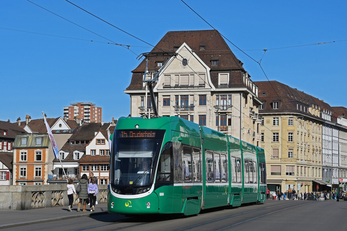 Be 4/6 Flexity 6004, auf der Linie 15, überquert am 20.02.2023 die Mittlere Rheinbrücke.
