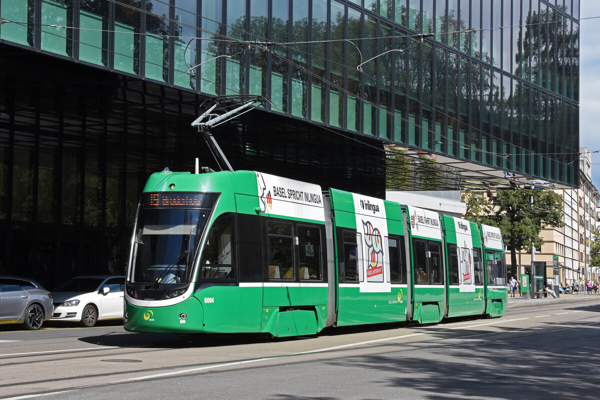 Be 4/6 Flexity 6004, auf der wegen einer Baustelle in der Clarastrasse umgeleiteten Linie 15, fährt am 02.09.2025 zur Haltestelle Messeplatz. Aufnahme Basel.