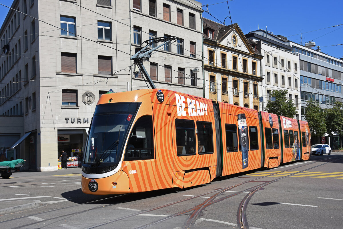 Be 4/6 Flexity 6004 mit der Werbung f�r Caff� Latte, auf der Linie 15, f�hrt am 02.07.2026 bei der Haltestelle Aeschenplatz ein. Aufnahme Basel.