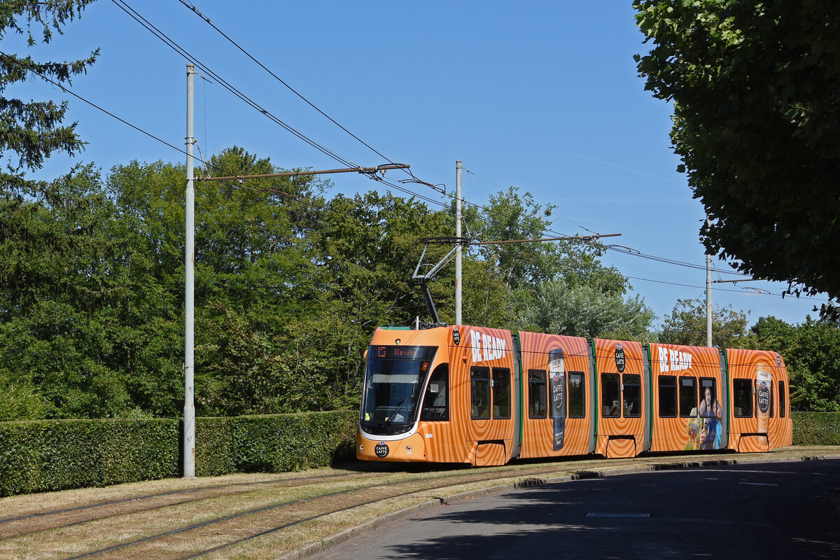 Be 4/6 Flexity 6004 mit der Werbung f�r Caff� Latte, auf der Linie 15, f�hrt am 02.07.2026 zur Haltestelle Studio Basel. Aufnahme Basel.