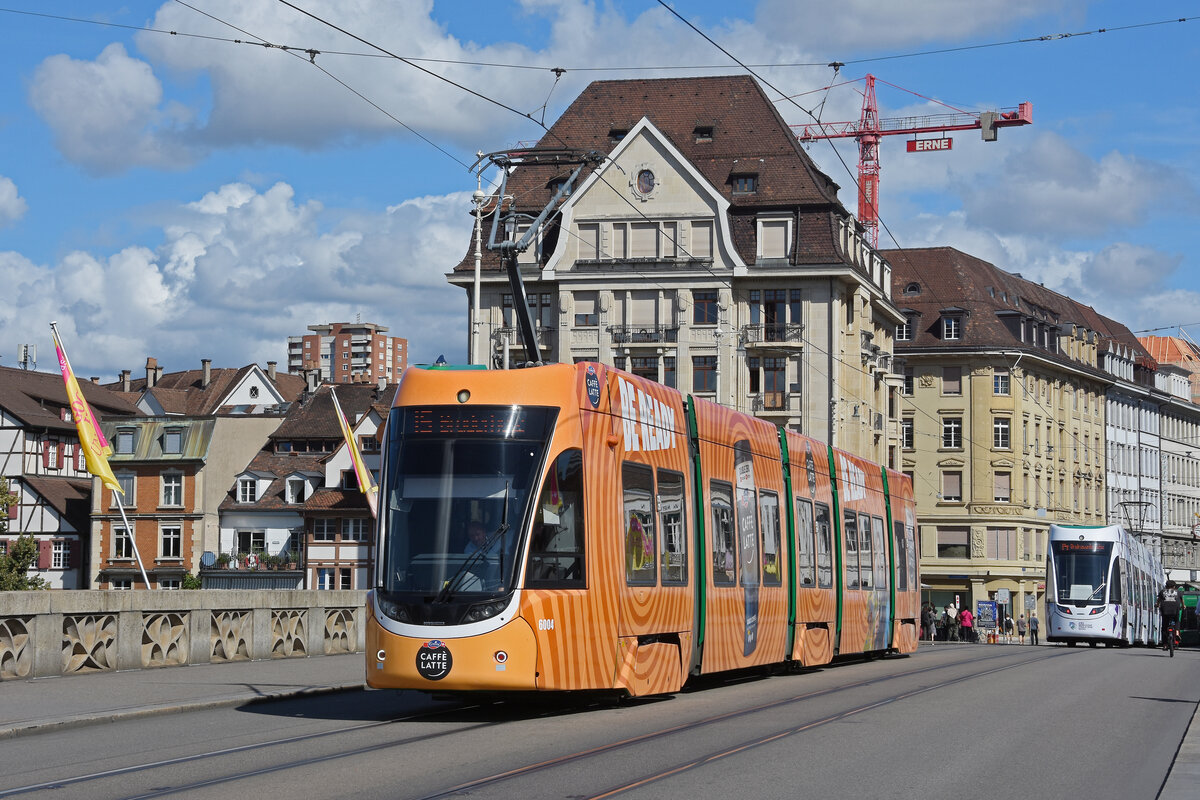 Be 4/6 Flexity 6004 mit der Werbung f�r Caff� Latte, auf der Linie 15, �berquert am 14.09.2026 die Mittlere Rheinbr�cke. Aufnahme Basel.