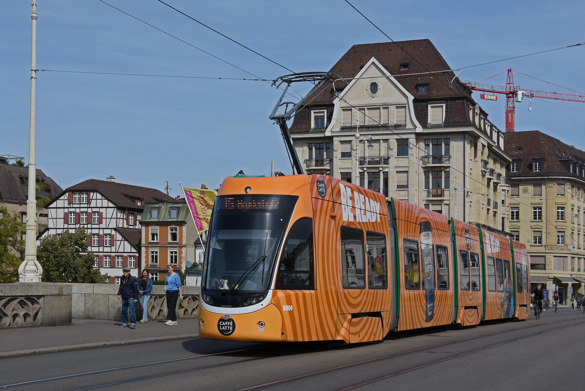 Be 4/6 Flexity 6004 mit der Werbung f�r Caff� Latte, auf der Linie 15, �berquert am 21.09.2026 die Mittlere Rheinbr�cke. Aufnahme Basel.