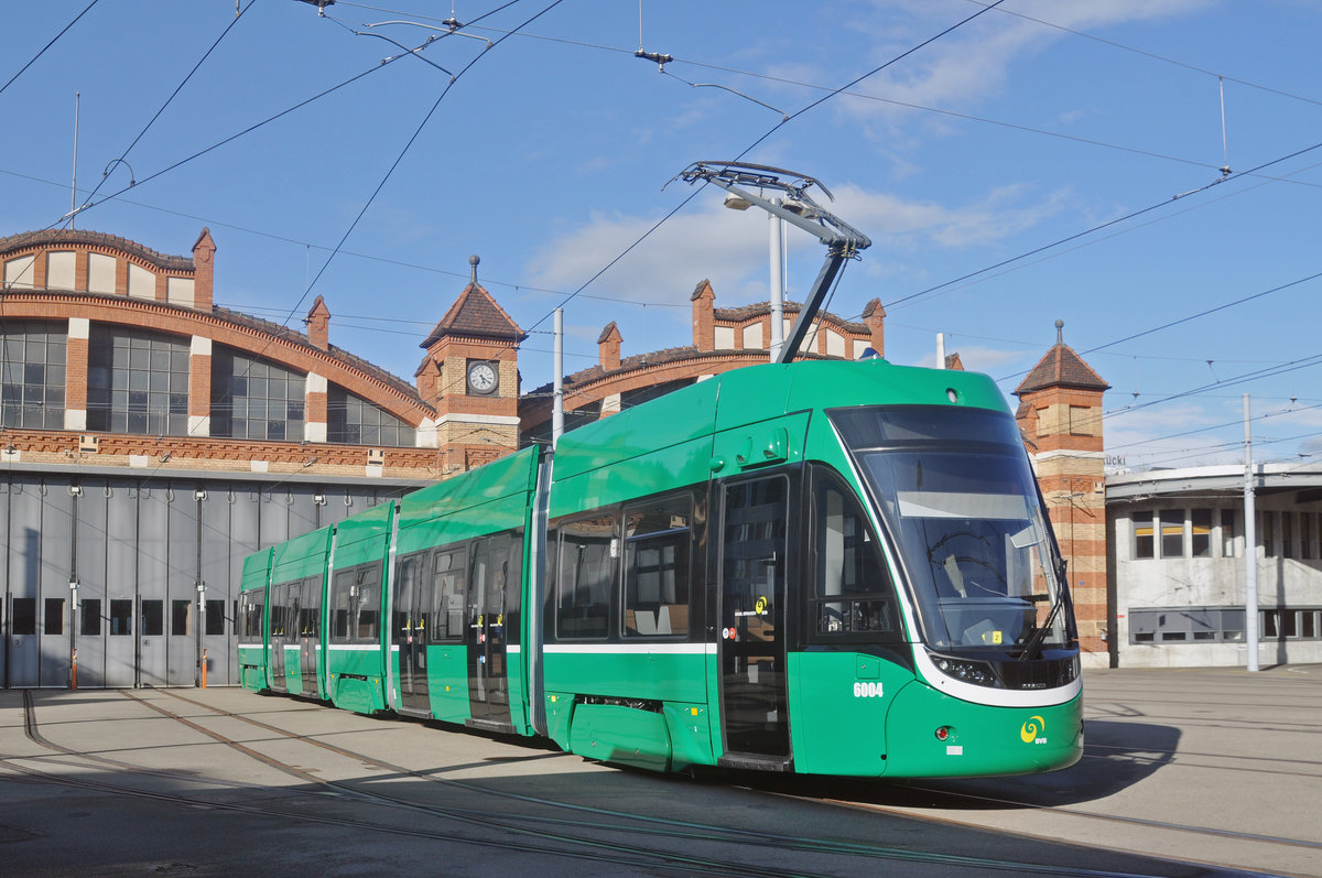 Be 4/6 Flexity 6004 steht auf dem Hof des Depots Wiesenplatz. Die Aufnahme stammt vom 14.09.2017.