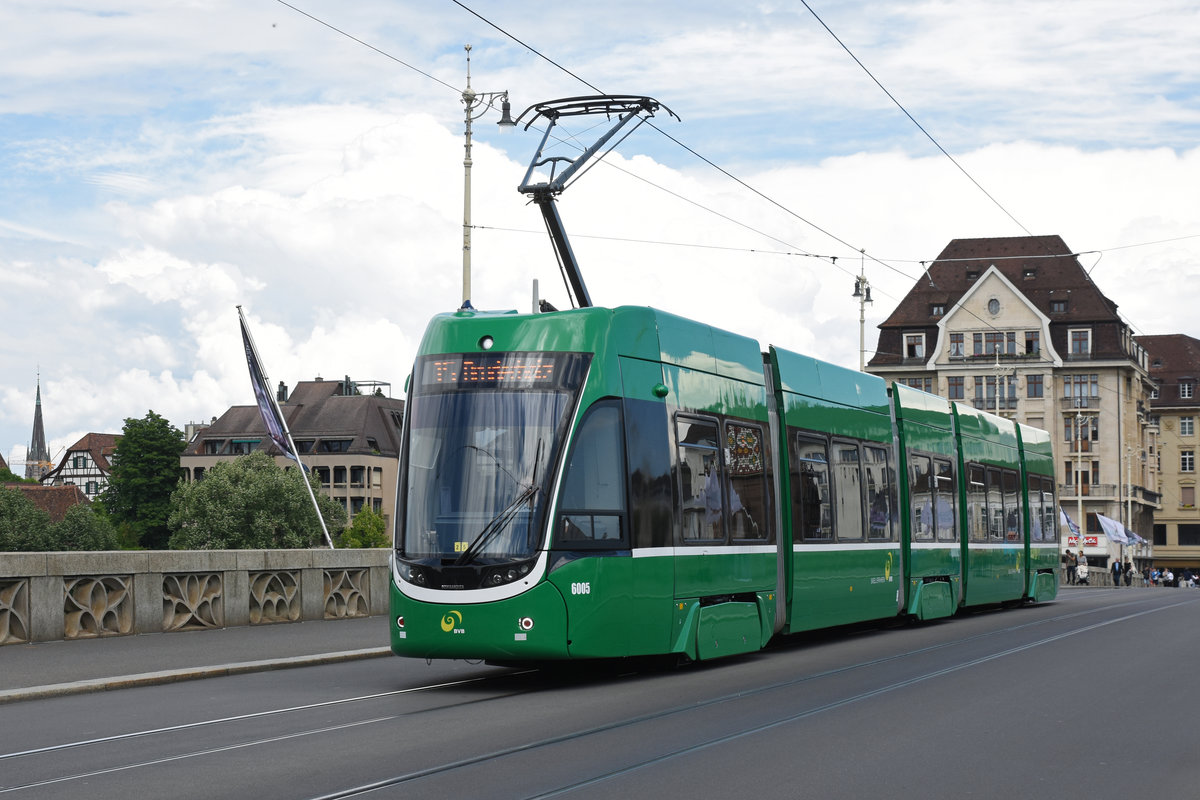 Be 4/6 Flexity 6005, auf der Linie 15, überquert die Mittlere Rheinbrücke. Die Aufnahme stammt vom 21.05.2018.