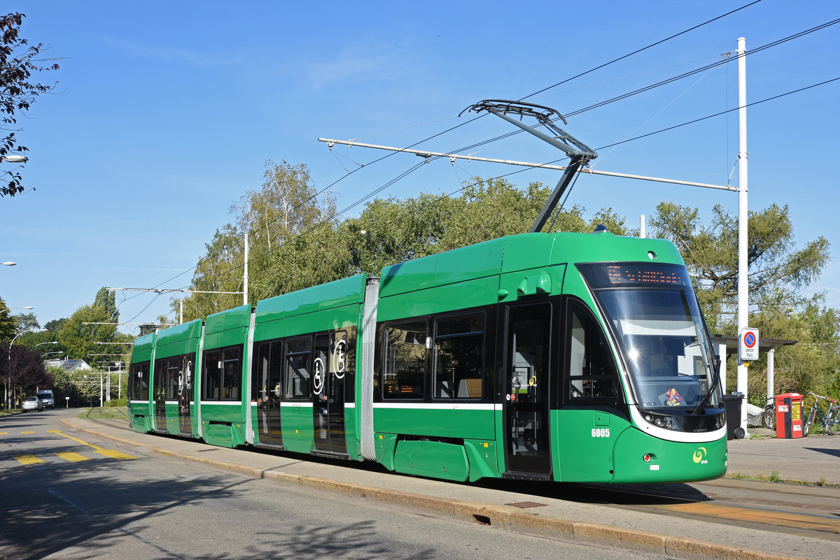 Be 4/6 Flexity 6005, auf der Linie 16, wartet an der Endstation auf dem Bruderholz. Die Aufnahme stammt vom 29.08.2018.