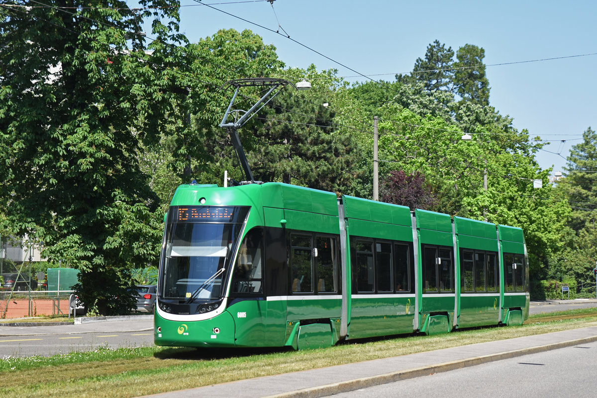 Be 4/6 Flexity 6005, auf der Linie 15, fährt bei der Haltestelle Grosspeterstrasse ein. Die Aufnahme stammt vom 07.06.2019.