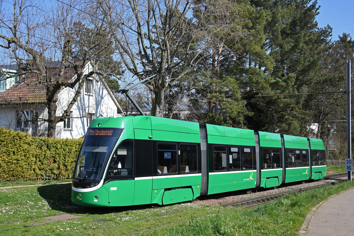 Be 4/6 Flexity 6005, auf der Linie 15, fährt zur Haltestelle Lerchenstrasse. Die Aufnahme stammt vom 22.03.2022.